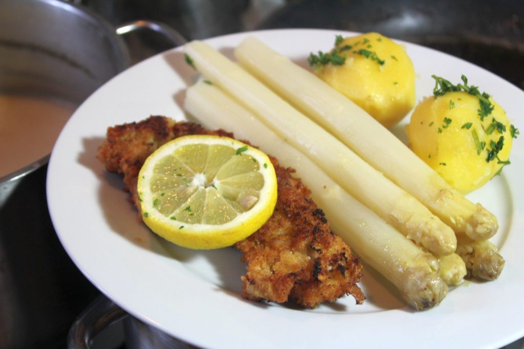 Spargel klassisch mit Schnitzel und Soße hollandaise – 2019 – glatzkoch.de