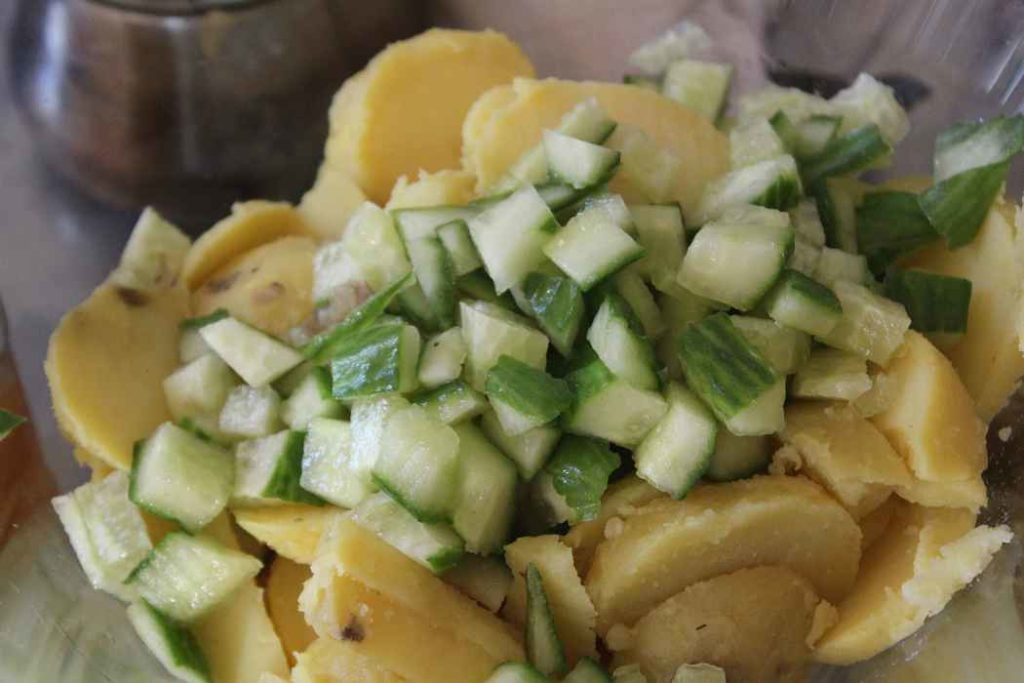 Kartoffelsalat mit Brühe, Apfel, Gurke und Dill – glatzkoch.de