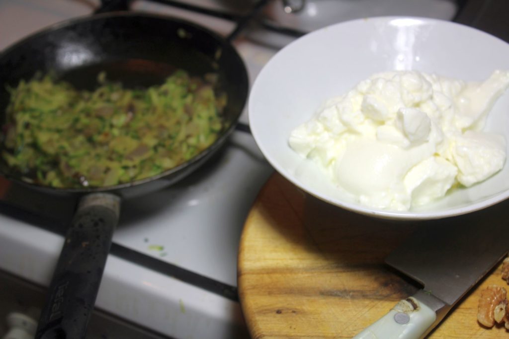 Zucchini-Walnussvorspeise mit türkischem Joghurt – Cevizli kabak mezesi ...