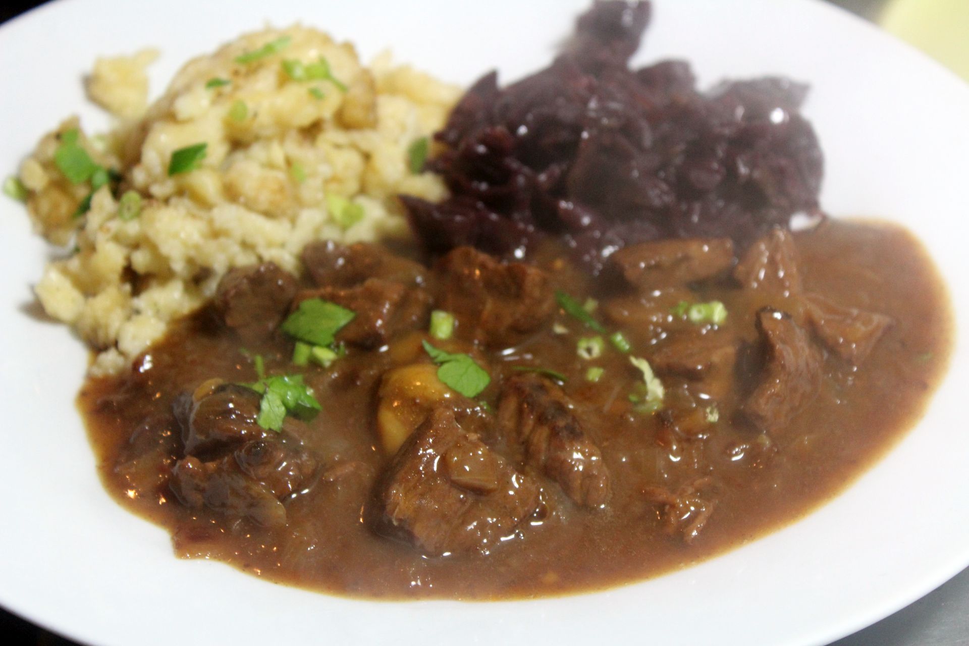 Gulasch mit Rotkohl und Spätzle – glatzkoch.de